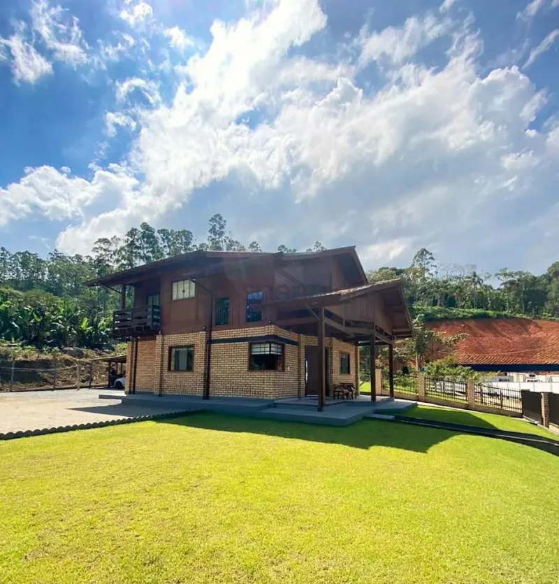 Casa espaçosa, localizados no bairro Baú Baixo