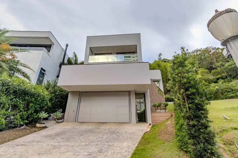 Casa em Condomínio à venda na Praia Brava em Itajaí.