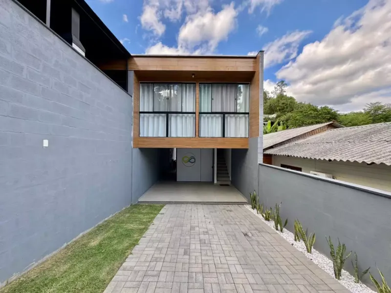 Sobrado com Potencial de Casa em Rua Sem Saída
